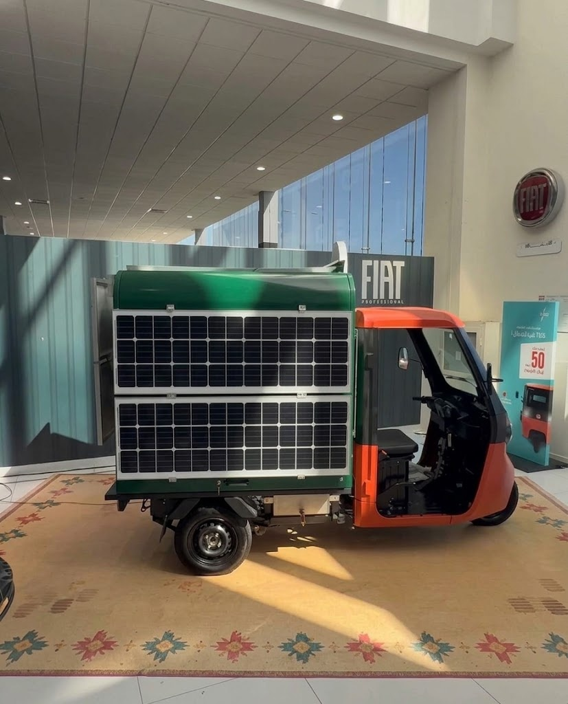 Station AfriKawa avec panneaux photovoltaïques visibles sur la caisse